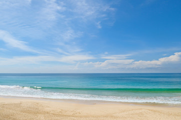 Obraz premium ocean, sandy beach and blue sky