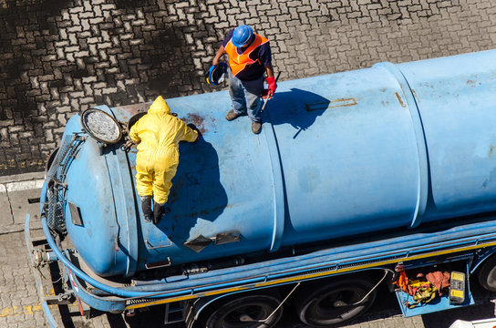 Arbeiter reinigen Tankwagen