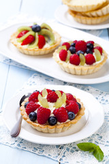 Delicious tartlets with fruit and cream mascaropne