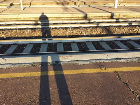 Ombra attraversa i binari ferroviari