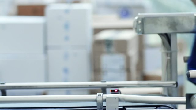 Cardboard boxes are weighed on a transporter of a packaging line
