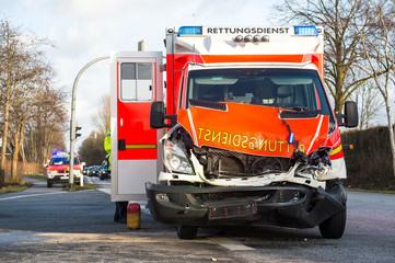 Rettungswagen verunfallt - Verkehrsunfall