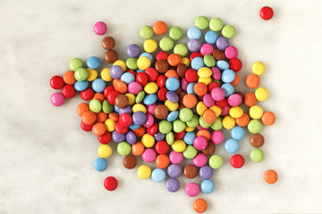 Schokolinsen, Smarties auf Marmor