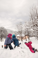 Fototapeta na wymiar Bambini che giocano nella neve