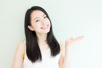 説明する女性