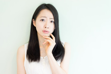 Fototapeta premium 悩む女性