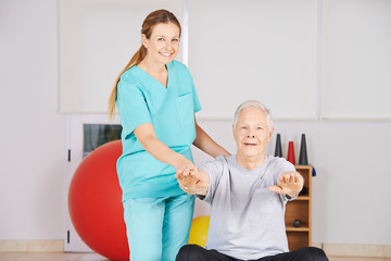 Krankenschwester trainiert Senior bei Physiotherapie