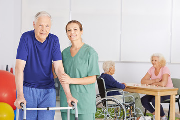 Alter Mann mit Krankenschwester im Pflegeheim