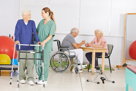 Senioren mit Krankenpfleger im Seniorenheim