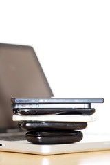verschiedene Handys und Laptop