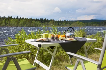 Crédence de cuisine en verre imprimé Pique-nique Petit déjeuner au camping au bord de la rivière