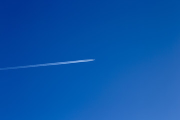 Flugzeug mit Kondensstreifen