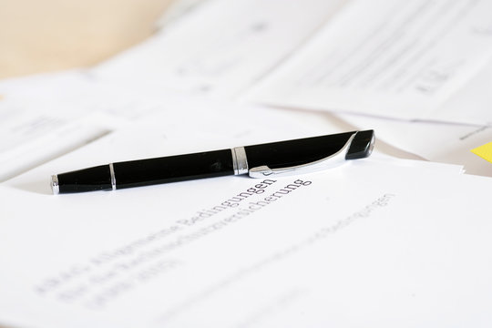 Stift und Vertrag