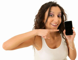 Junge Frau zeigt etwas auf ihrem Smartphone