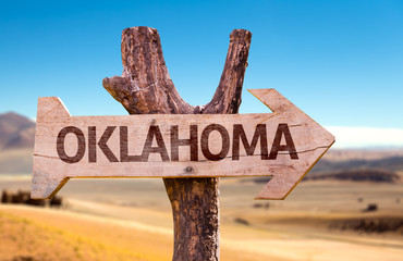 Oklahoma wooden sign with a desert background - obrazy, fototapety, plakaty