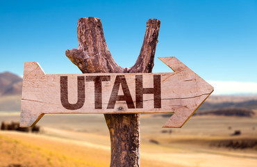 Utah wooden sign with a desert background - obrazy, fototapety, plakaty