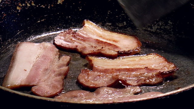 The video shows fried bacon
