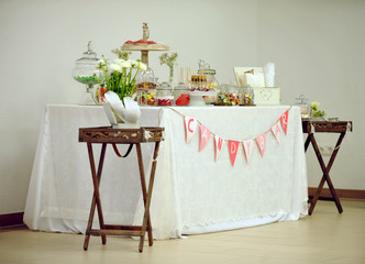 tisch mit süßigkeiten