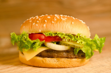 Leckere Hamburger, cheeseburger als mahlzeit zwieschendurch