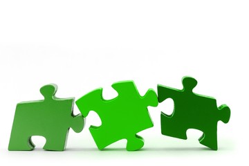 Drei grüne Puzzleteile