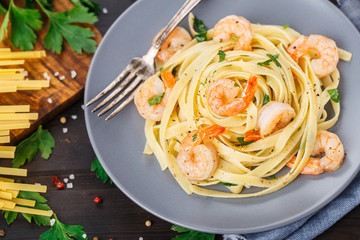 Tagliatelle with shrimps and parsley - 79188943
