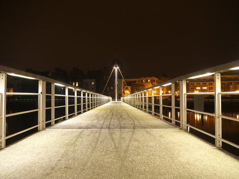Fototapeta Podświetlany most zimą w nocy