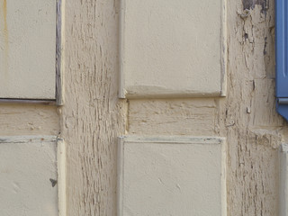 Detail eines weißen Fachwerkhauses mit Fachwerkbalken