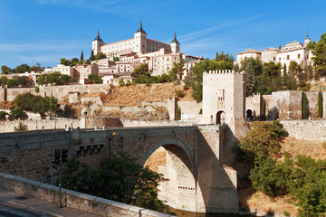 Obraz premium Alcazar, San Martin bridge, Toledo, Spain