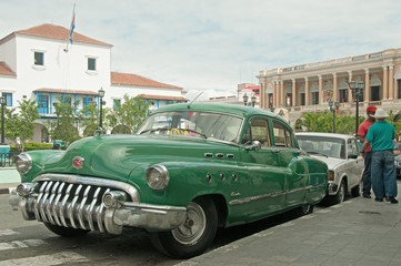 Grüner Oldtimer in Santiago Plaza Céspedes © Isabel B. Meyer