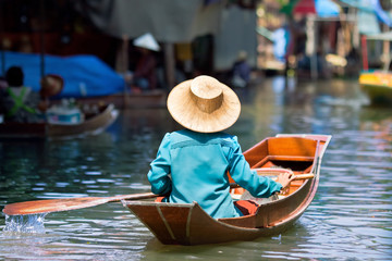 Obraz premium saleswoman at Floating Market Damnoen Saduak, Thailand