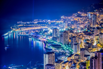 Vue nocturne de Monaco depuis la montagne