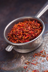 Fototapeta premium Safran in einem metallenen Stielgefäß