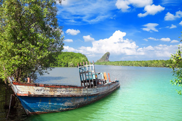 Naklejka na ściany i meble Old boat on background Kanaab Nam Cliff, Krabi Town, Thailand