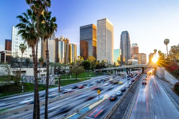 Foto op Aluminium Los Angeles downtown gebouwen skyline snelweg verkeer © blvdone