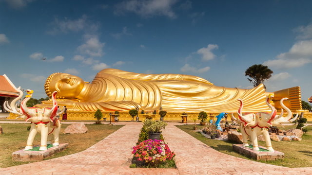 Timelapse of passing cloud over gold reclining buddha at Wat-lam