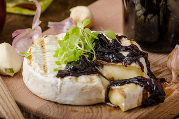 Toasted bread with brie cheese and caramelized onions