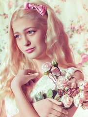 Fototapeta premium Young girl with bouquet from roses on background.