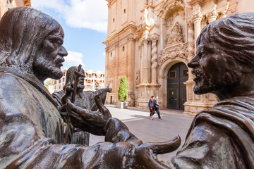 Bronzeskulpturen vor der Basilika Santa Maria in Elche, Spanien