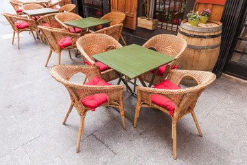 Tische und Stühle an einem Straßenrestaurant