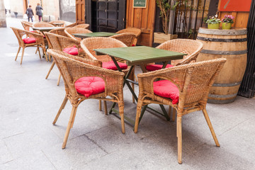 Fototapeta na wymiar Tische und Stühle an einem Straßenrestaurant