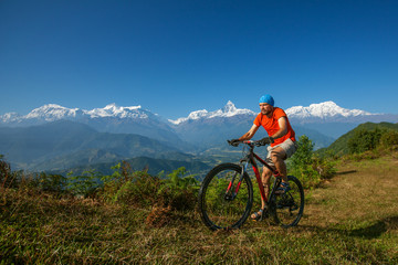 Obraz premium Biker-boy in Himalaya mountains, Anapurna region