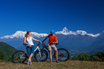Obraz premium Biker family in Himalaya mountains, Anapurna region