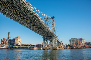 Naklejka premium Manhattan bridge on summer day