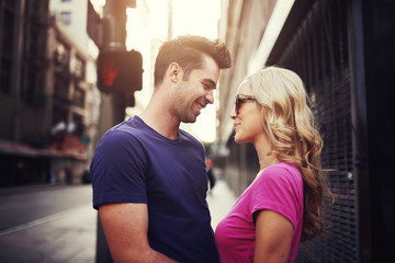 Naklejka premium romantic couple gazing at each other lovingly