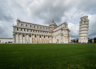 Fototapeta premium Famous leaning tower of Pisa during summer day