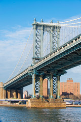 Naklejka premium Most na Manhattanie w letni dzień
