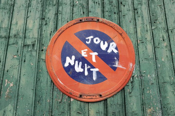 Jour et nuit. Interdiction de stationner.