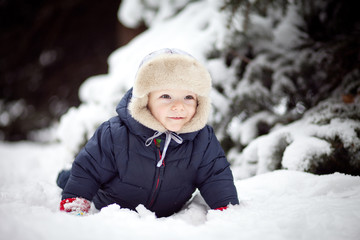 Fototapeta na wymiar Child and snow