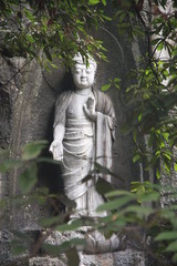 Diosa Kuan Yin tallada en montaña de piedra