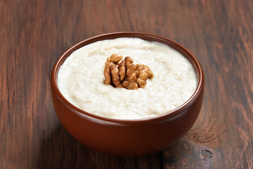 Oatmeal porridge with walnuts